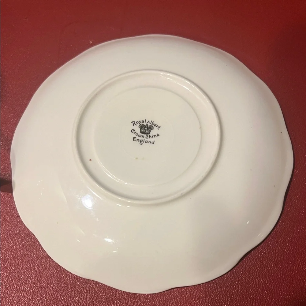 # 0580 + Royal Albert Crown Bone China Red and Gold Teacup and Saucer Set - Picture 4 of 12